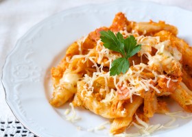 Tjestenina s kobasicama i pivom kuhana u pećnici