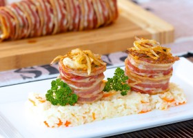 Mesni sushi omotan u slaninu