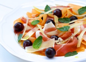 Pršut s dinjom i paškim sirom