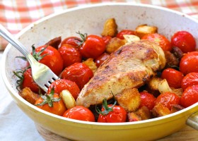 Piletina na naglo uz šarene cherry rajčice