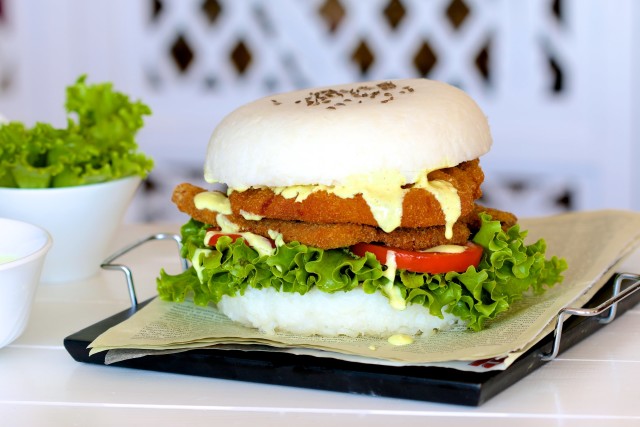 hamburger s pecivom od riže i curry umakom
