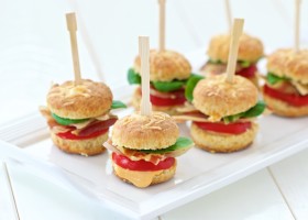 Cocktail mini kreker hamburgeri punjeni slaninom