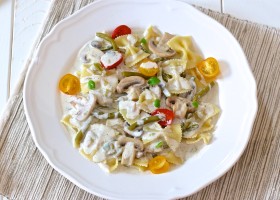 Farfalle tjestenina s gljivama i mahunama u umaku