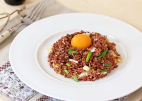 Pržena riža s jajima, mladim lukom i sezamom