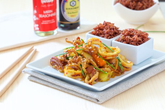 korejski sstir-fry s lignjama i svinjetinom