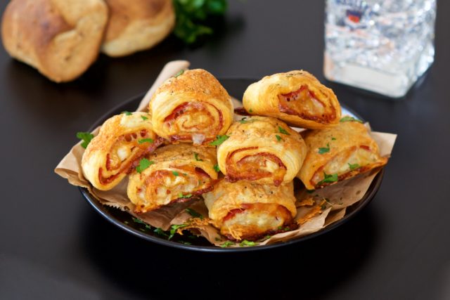 lisnate rolice punjene trajnom salamom i mozzarella sirom