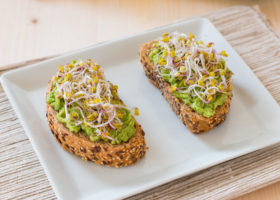 Avokado tost s klicama za doručak