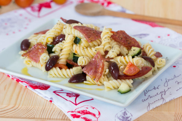 hladna salata s tjesteninom i čipsom od salame