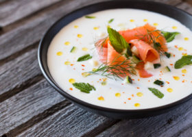 Jogurt juha s lososom i mentom