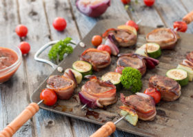 Svinjski lungić omotan slaninom uz povrće na roštilju