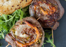 Punjeni juneći but s roštilja