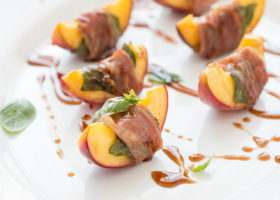 Nektarine omotane s pršutom s roštilja