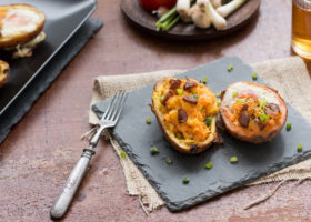 Punjene kore krumpira sa šarenim miksom