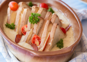 Tost sendviči s umakom od sira iz jedne posude