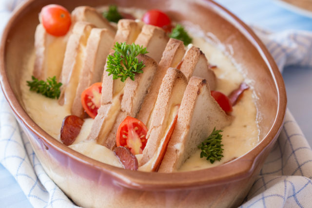 tost sendviči u umaku od sira