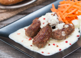 Ćevapi u umaku od kajmaka