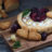 Pečeni Camembert sir s umakom od brusnica (ideja za Valentinovo)
