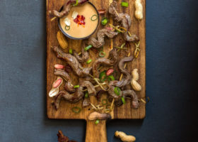 Juneći ražnjići uz umak od kikirikija koji se ne kuha