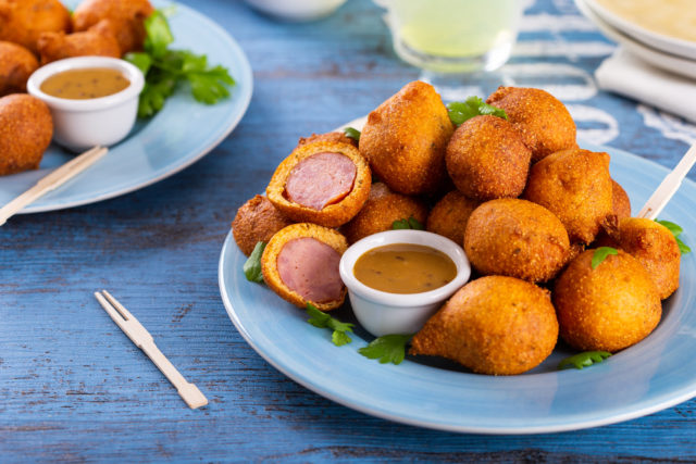 Mini party corn dogs s kranjskom kobasicom