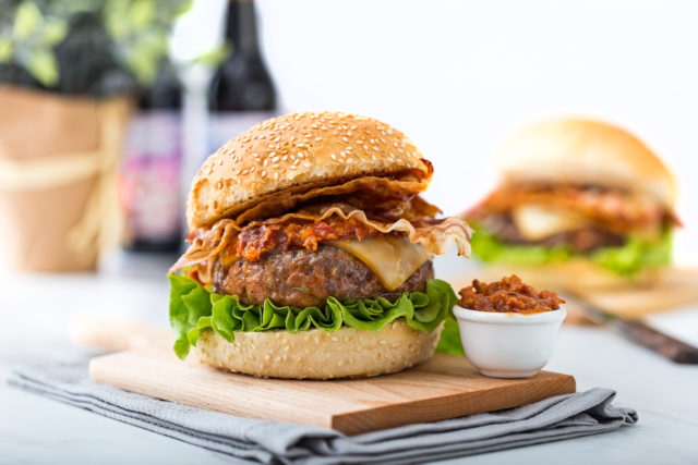 Ultimativni mesni burger sa slaninom