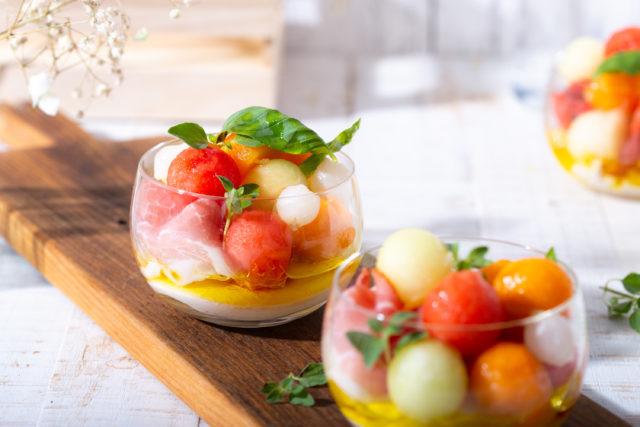 Ljetna hladna salata s dinjama, lubenicom, pršutom i mozzarellom