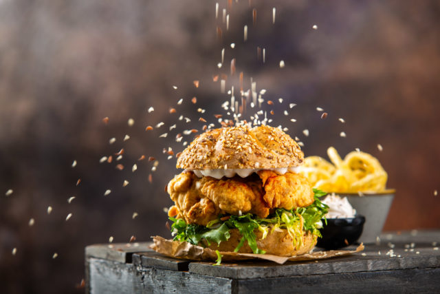 burger sa sezamom i piletinom