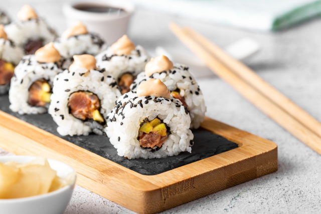 Uramaki sushi s pikantnom tunom i avokadom Zvijezda majoneza recept