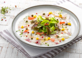 Carpaccio od brancina s motarom, grejpom i curry majonezom